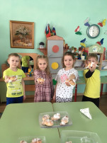 Жаворонки, прилетите весну принесите Жаворонки, прилетите весну принесите.